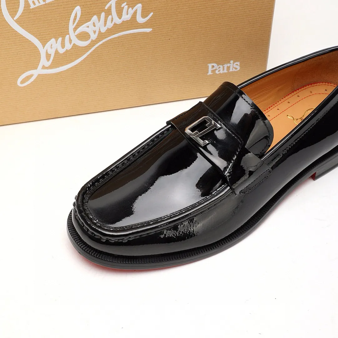 Batch 1,080 yuan 💰••New real shots••CL～High-end men’s 👔casual•loafers with red soles! ••🆑Genuine and top-quality goods from original orders ••✅💯 Purchase goods from top-quality original orders! Original imported patterned cowhide ➕Imported cowhide lining ➕Cowhide feet ➕Original leather outsole~🉑️Feel free to compare the authentic ones! Size: 38-44 (45.46.47 can be customized)